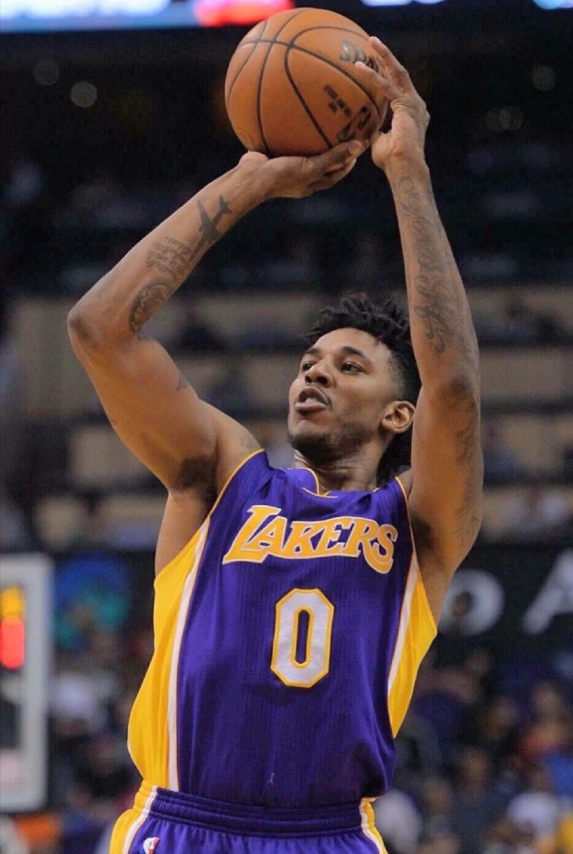 邮报：埃德森在土超遭水杯“轰炸”，欲将水杯踢回看台表不满