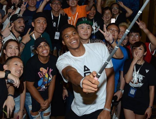 11月25日，2025浪琴表国际马联场地障碍世界杯中国联赛总决赛成都站新闻发布会在成都举行。