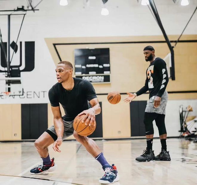 德天空：基米希周一上午接受了负荷测试，但还不确定能否出战