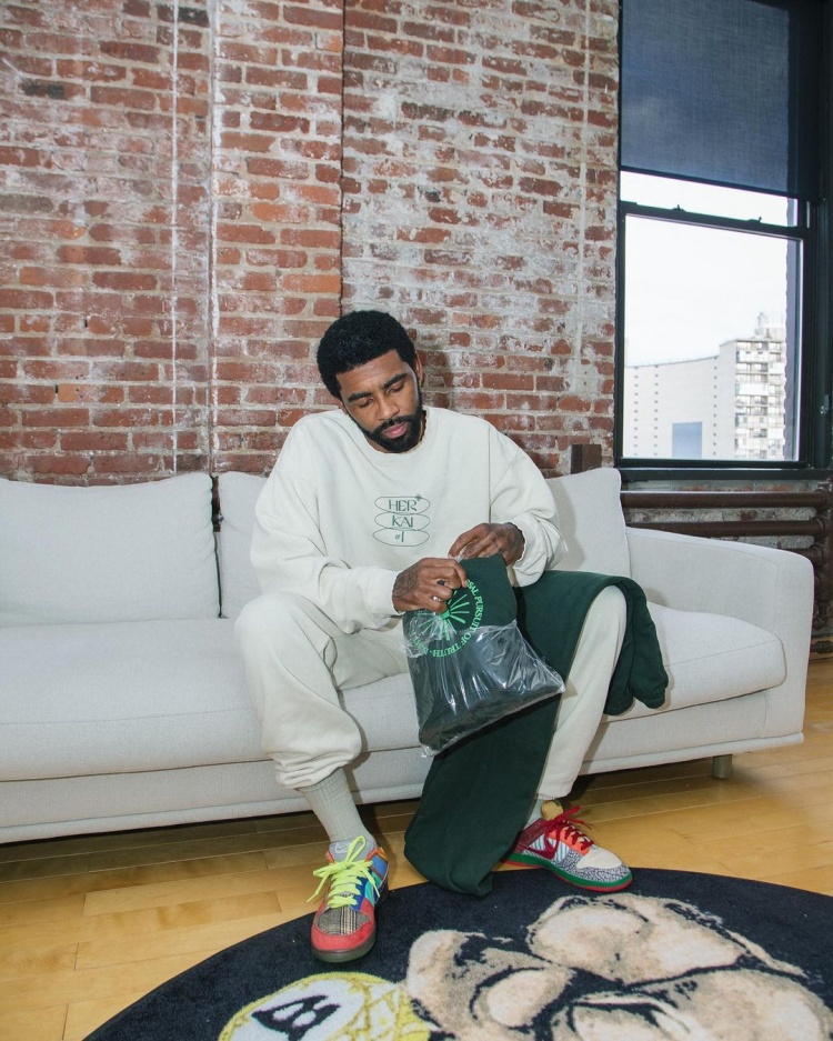 詹姆斯高空接力扣篮，点燃全场